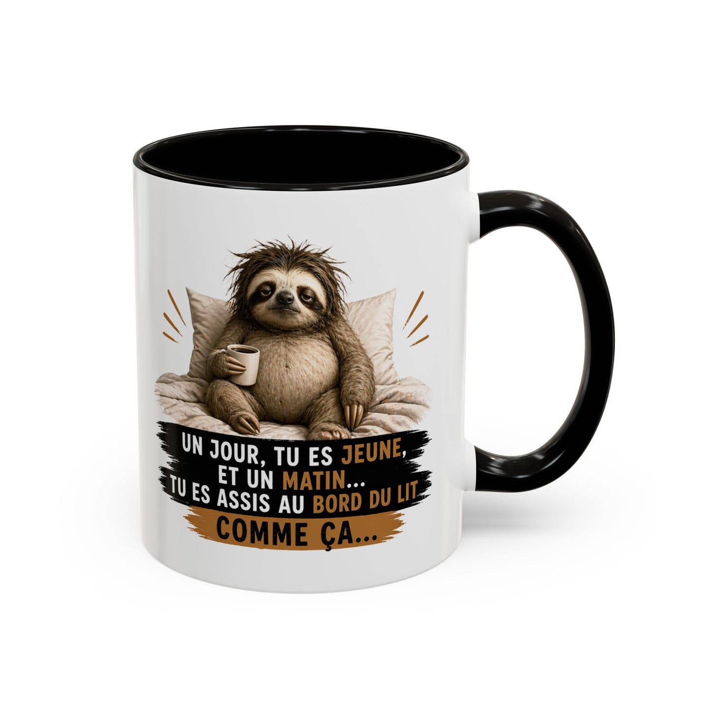 Mug Humour Paresseux Fatigué – Un Jour Tu Es Jeune Et Un Matin Tu Es Assis Au Bord Du Lit Comme Ça – Tasse Café Drôle – Cadeau Humour Adulte – Céramique 325ml Noir Bleu Rouge