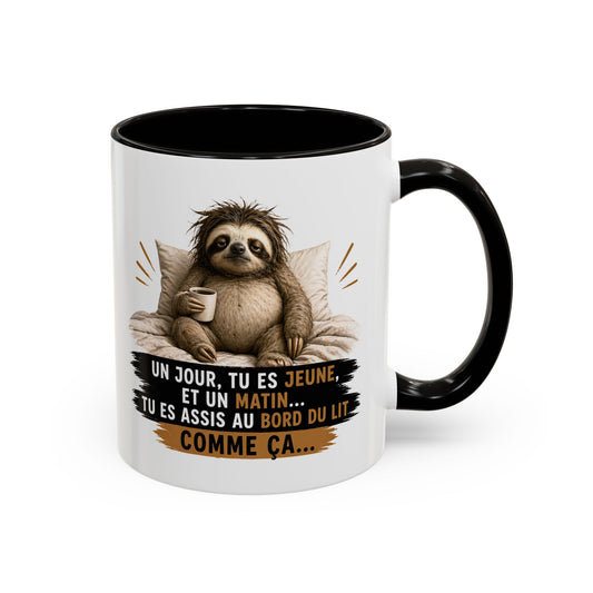 Mug Humour Paresseux Fatigué – Un Jour Tu Es Jeune Et Un Matin Tu Es Assis Au Bord Du Lit Comme Ça – Tasse Café Drôle – Cadeau Humour Adulte – Céramique 325ml Noir Bleu Rouge