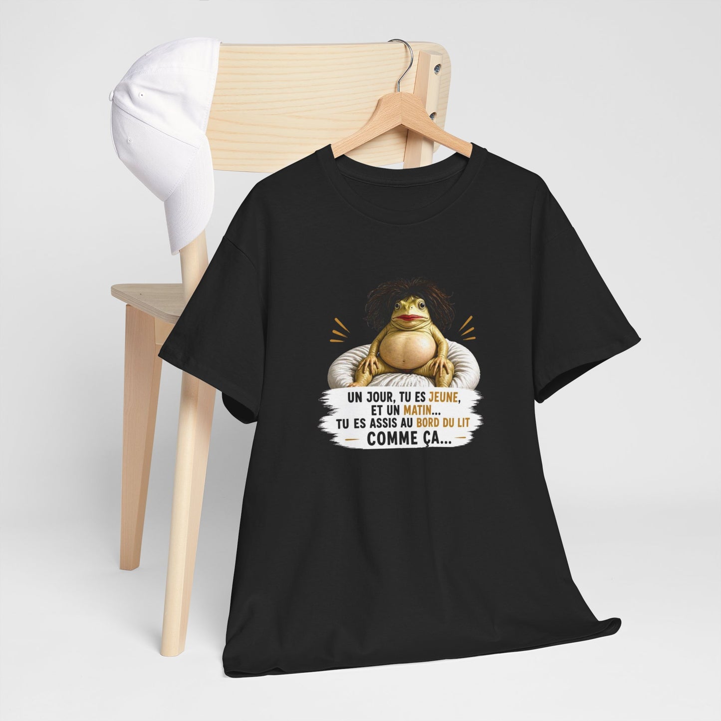 T-Shirt Femme Humour Un Jour Tu Es Jeune Et Un Matin Tu Es Assise Comme Ça – Tee Shirt Drôle Fatigue Réveil Matin Femme Cadeau Amie
