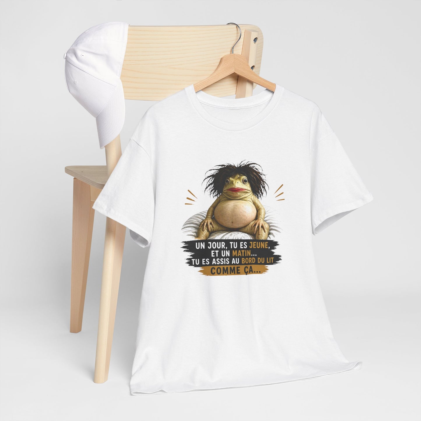 T-Shirt Femme Humour Un Jour Tu Es Jeune Et Un Matin Tu Es Assise Comme Ça – Tee Shirt Drôle Fatigue Réveil Matin Femme Cadeau Amie