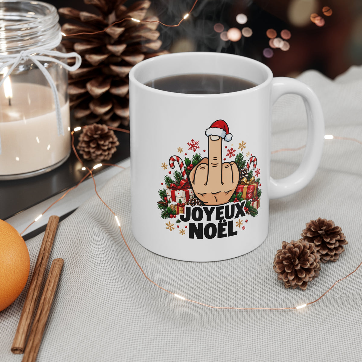 Mug Humour Noël « Joyeux Noël » – Tasse Geste Insolent avec Bonnet de Père Noël, Cadeaux et Sucre d’Orge – Cadeau Drôle Homme Femme