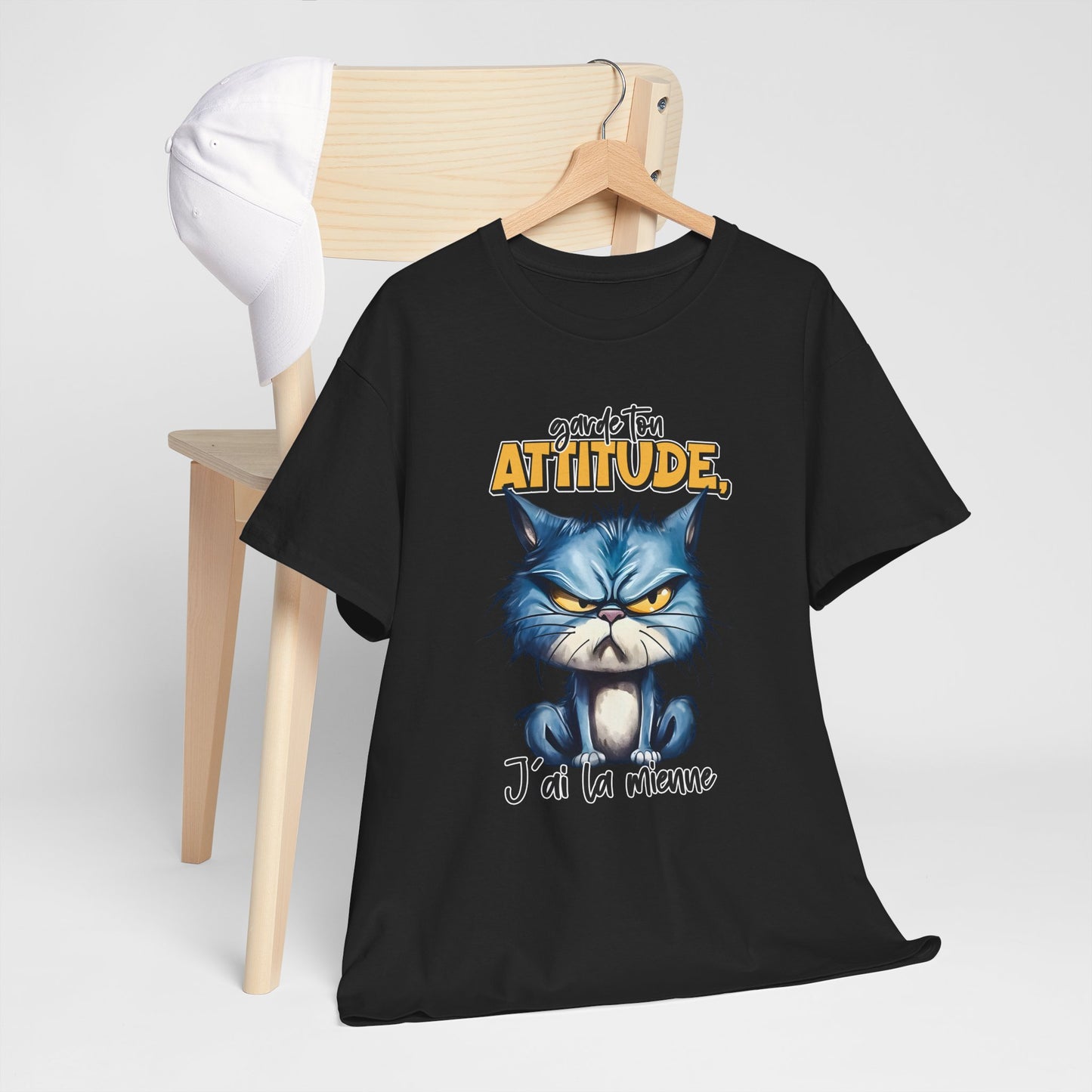 Tee Shirt Garde Ton Attitude J’Ai La Mienne – T-Shirt Chat Humour Drôle – Cadeau Homme Femme Amateur de Chats