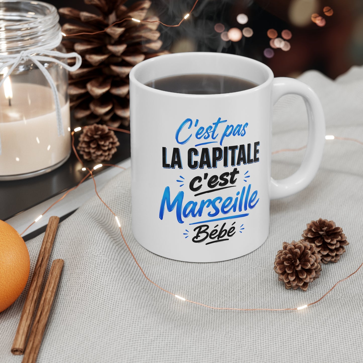 Tasse C’est Pas La Capitale C’est Marseille Bébé – Mug Humour Marseille – Cadeau Original Citation Française 325ml