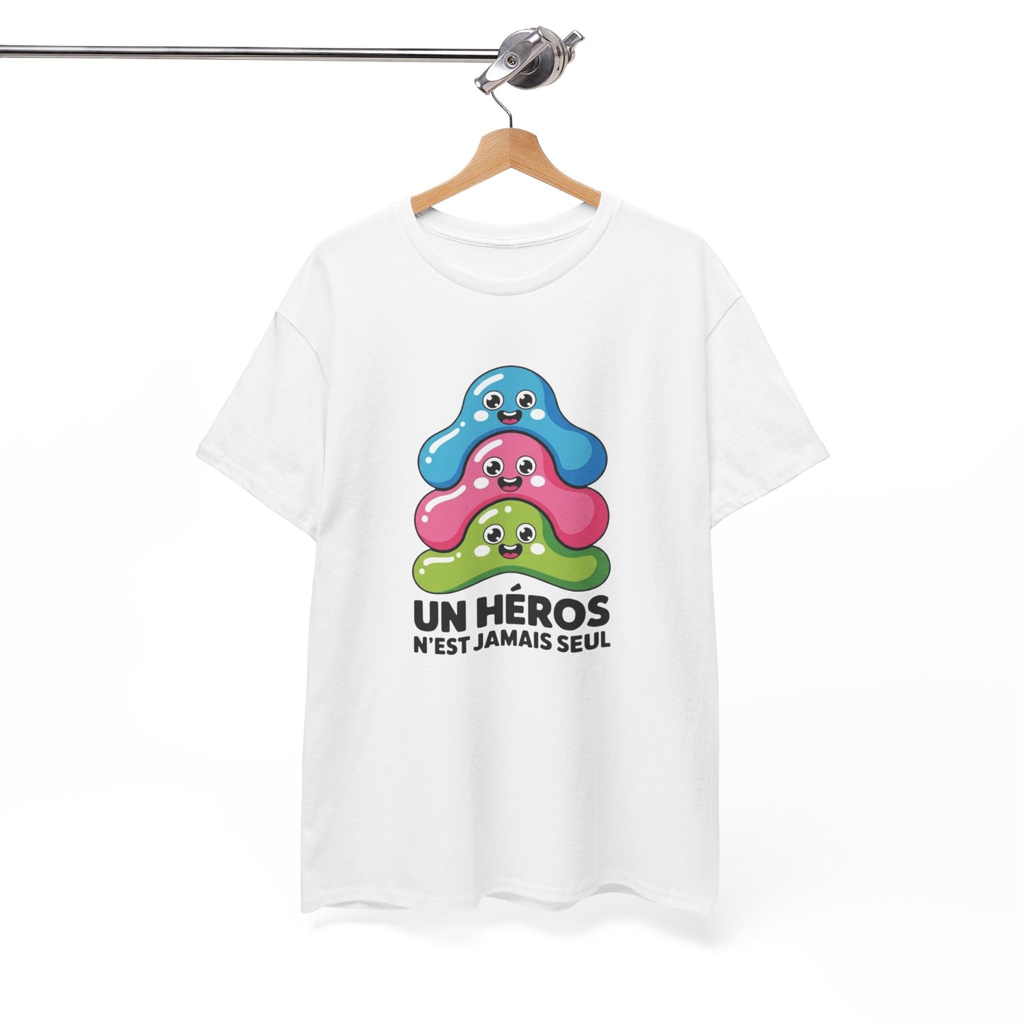 T-Shirt Mignon Kawaii Homme Femme – Tee Shirt Héros Jamais Seul – Cadeau Cute Fun Noir Blanc Gris