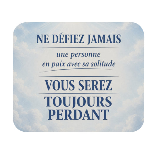 Tapis de Souris 22x18cm Citation Inspirante Ne Défiez Jamais une Personne en Paix avec sa Solitude Cadeau Homme Femme Bureau Gaming Motivation