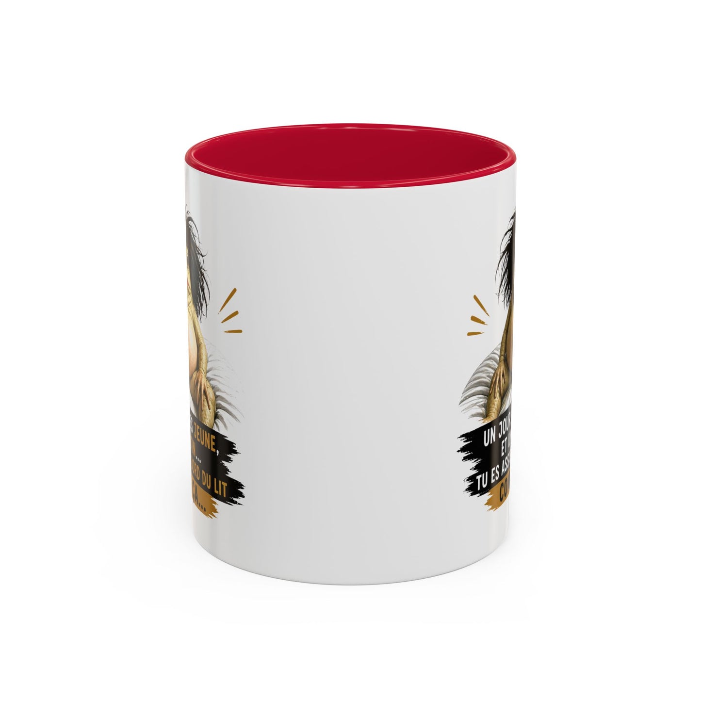 Mug Humour Vieillesse – Un Jour Tu Es Jeune et Un Matin Tu Es Assis au Bord du Lit Comme Ça – Tasse Drôle Originale Céramique 325ml Noir Bleu Rouge