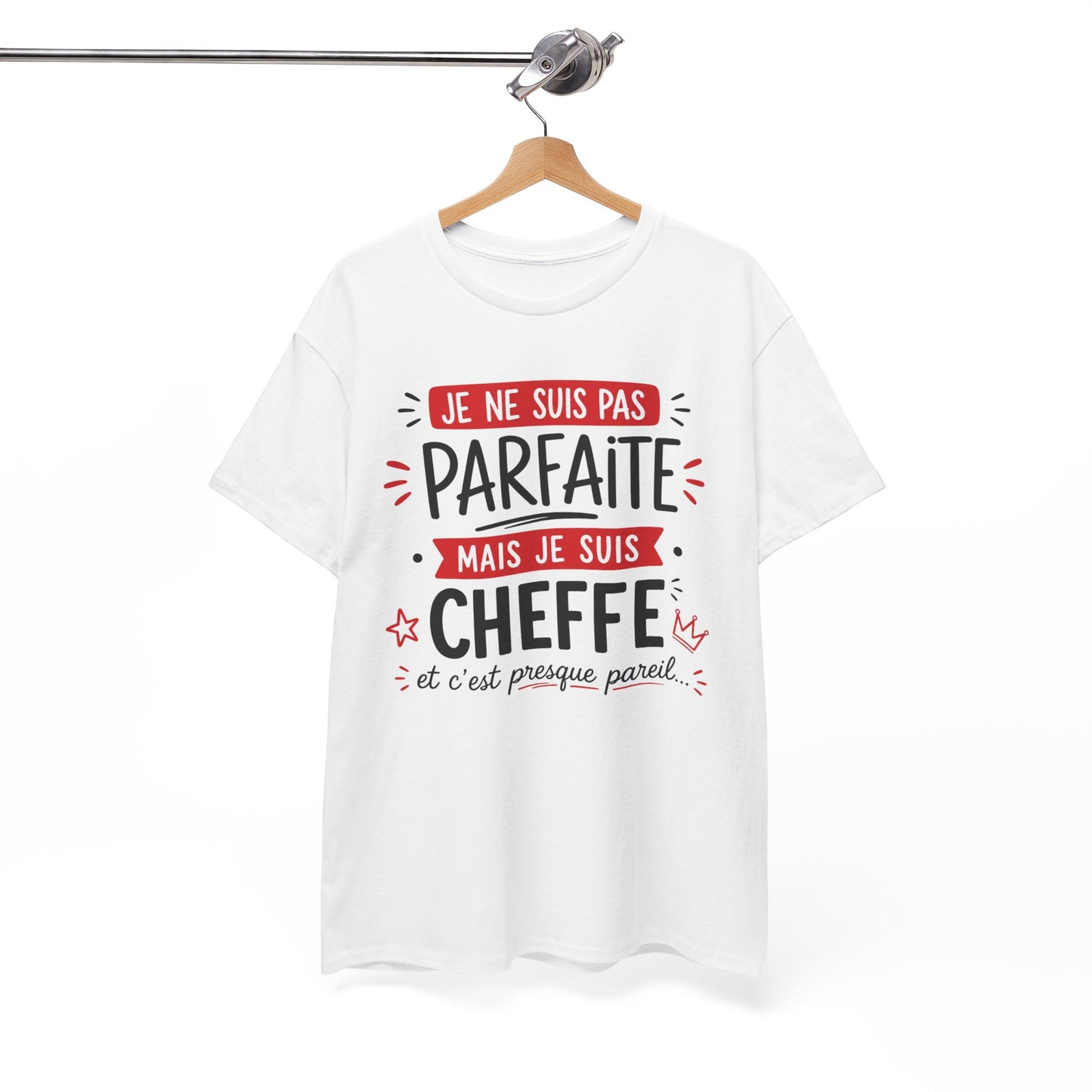 Tee-Shirt Humour Cheffe Femme – Je Ne Suis Pas Parfaite Mais Je Suis Cheffe Et C’est Presque Pareil – Cadeau Patronne Manager Responsable Adulte