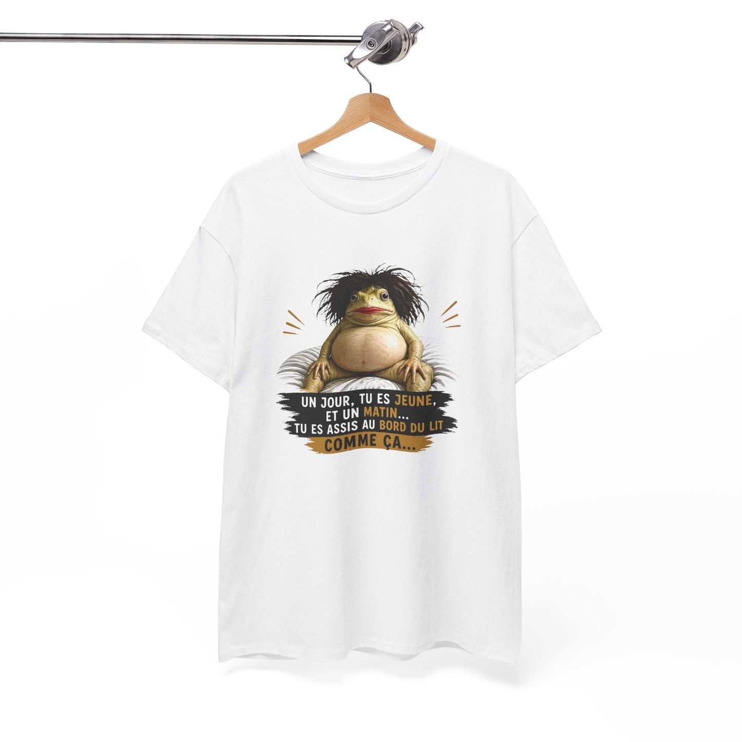 T-Shirt Femme Humour Un Jour Tu Es Jeune Et Un Matin Tu Es Assise Comme Ça – Tee Shirt Drôle Fatigue Réveil Matin Femme Cadeau Amie