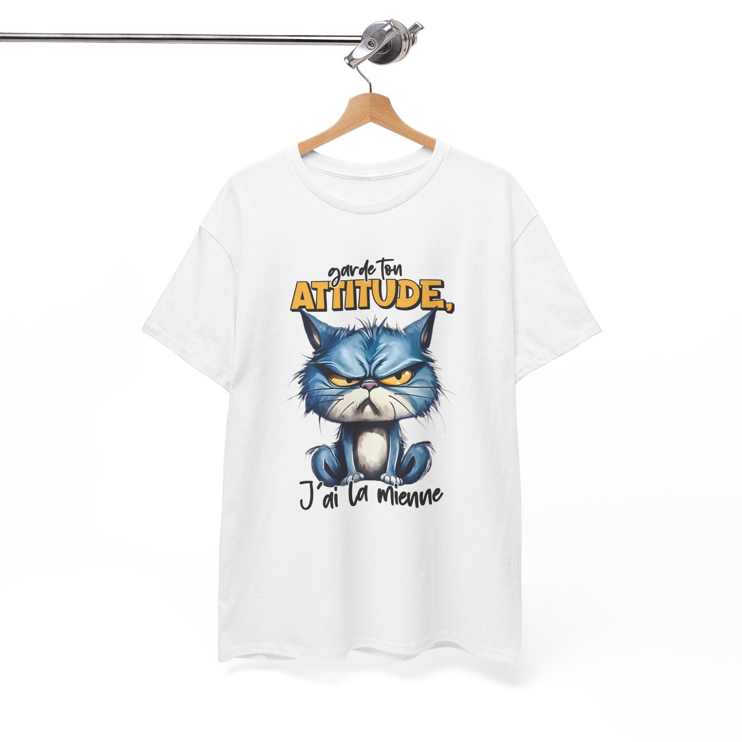 Tee Shirt Garde Ton Attitude J’Ai La Mienne – T-Shirt Chat Humour Drôle – Cadeau Homme Femme Amateur de Chats