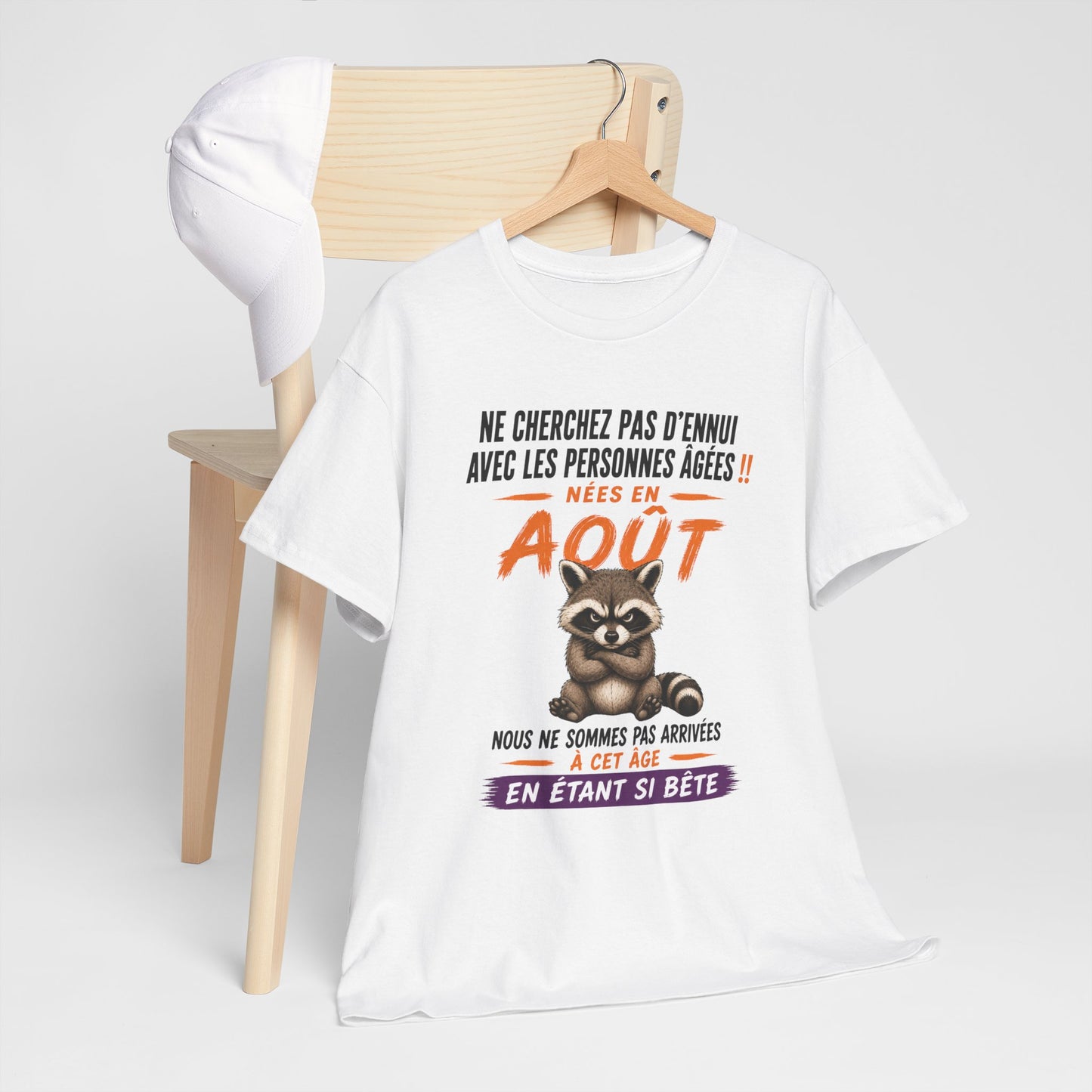 Tee-Shirt Né en Août Humour Senior – Cadeau Retraité Homme Femme – Raton Laveur Drôle Anniversaire Personne Âgée