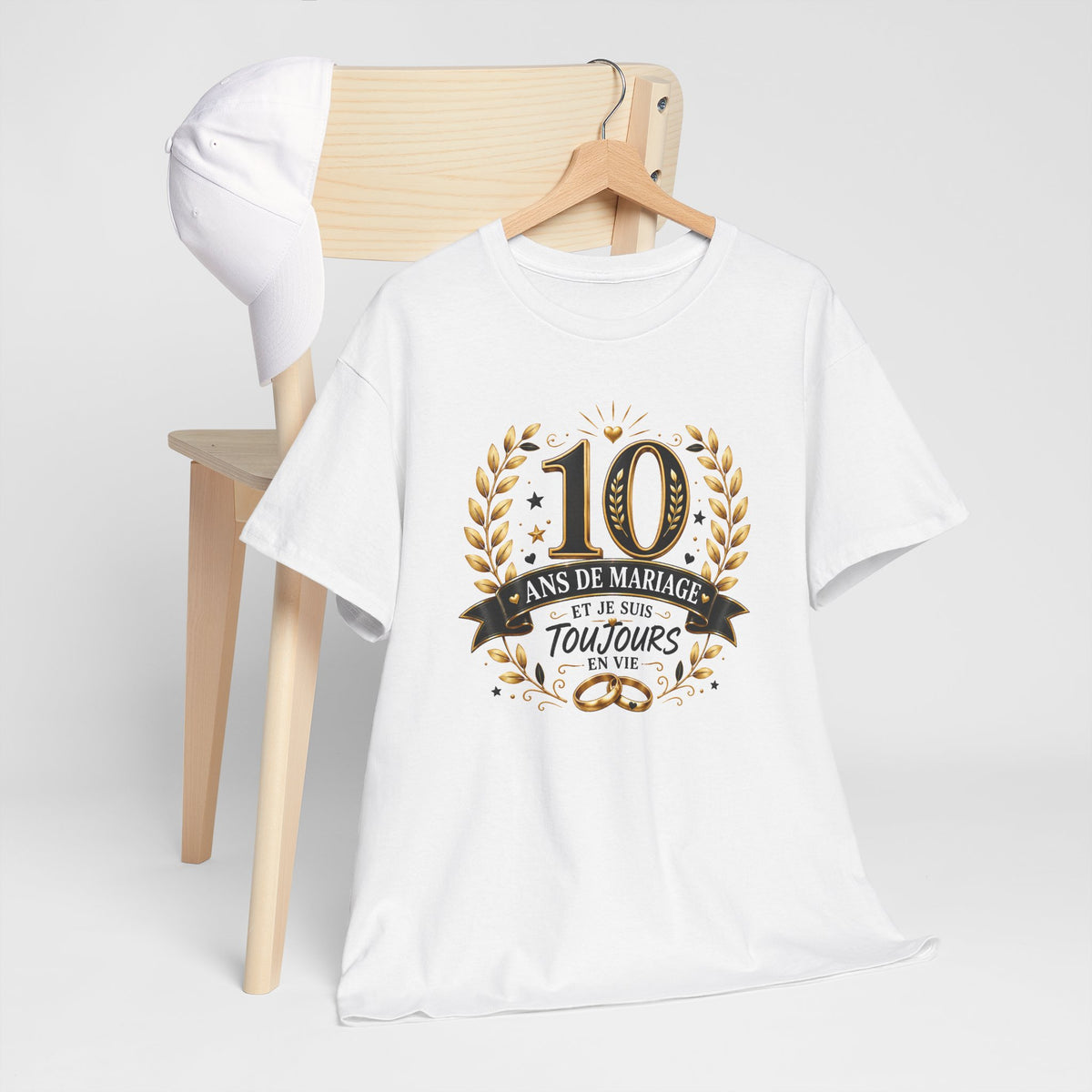 Tee Shirt 10 Ans de Mariage Homme Femme – Toujours en Vie – T-Shirt Humour Anniversaire de Mariage Couple Cadeau Original