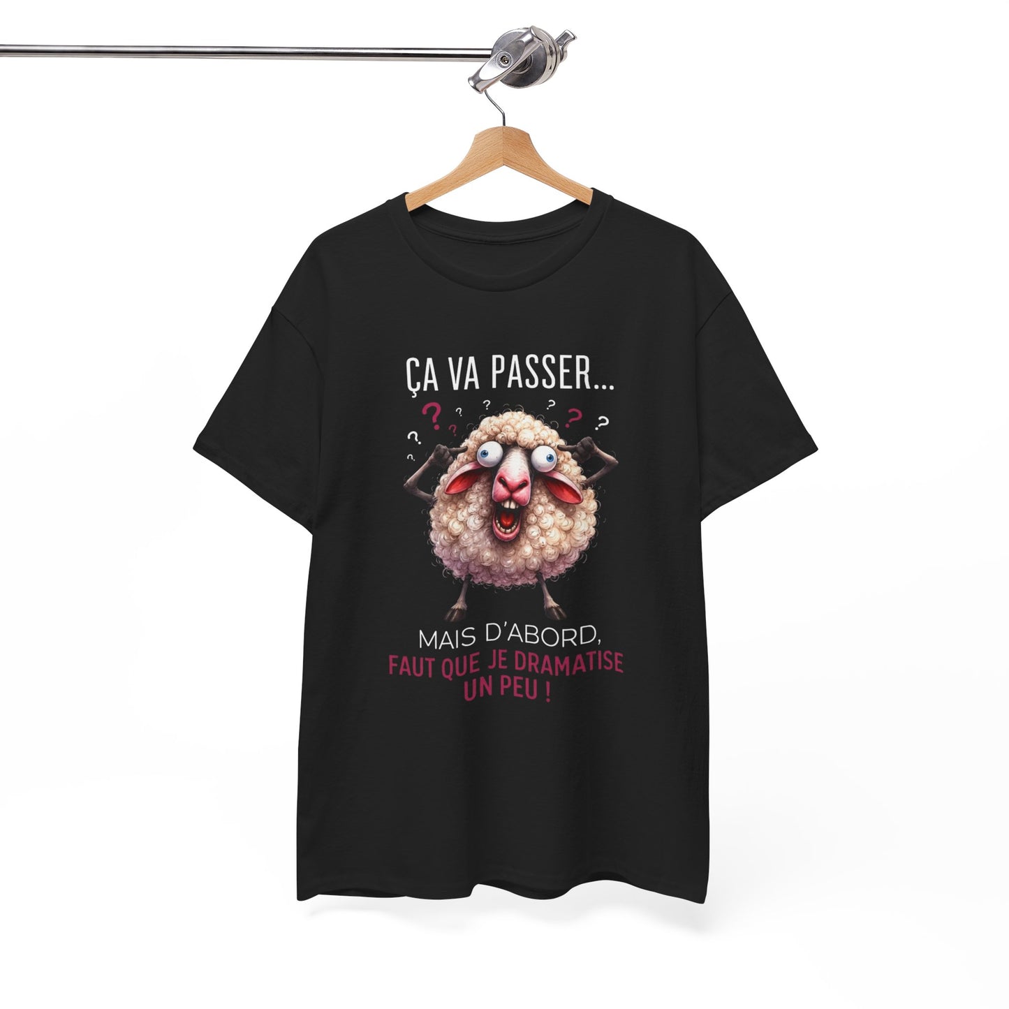 Tee-Shirt Humour Stress Anxiété Mouton Drôle – Ça Va Passer Mais D’Abord Faut Que Je Dramatise Un Peu – Cadeau Femme Homme Adulte
