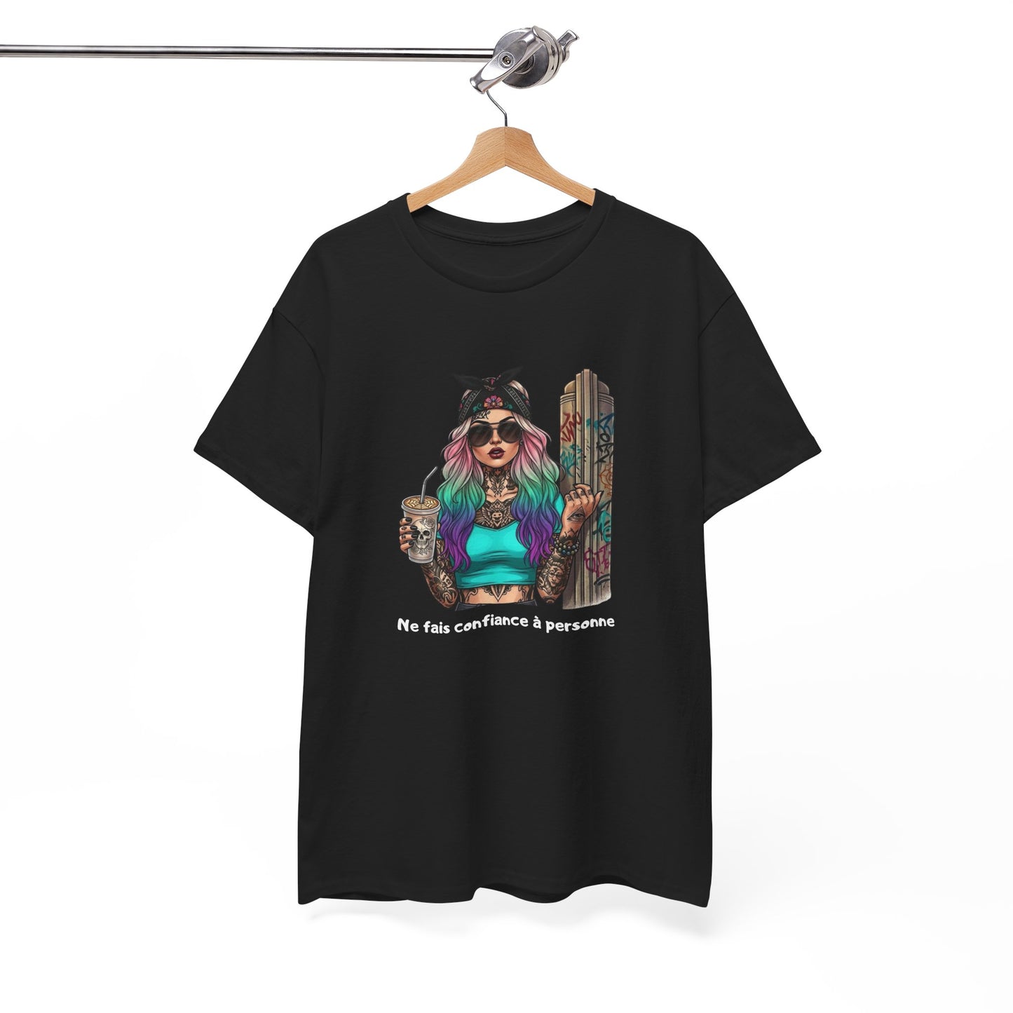 T-Shirt Femme Rebelle Tattoo – Ne Fais Confiance à Personne – Style Street Art Girl Colorée
