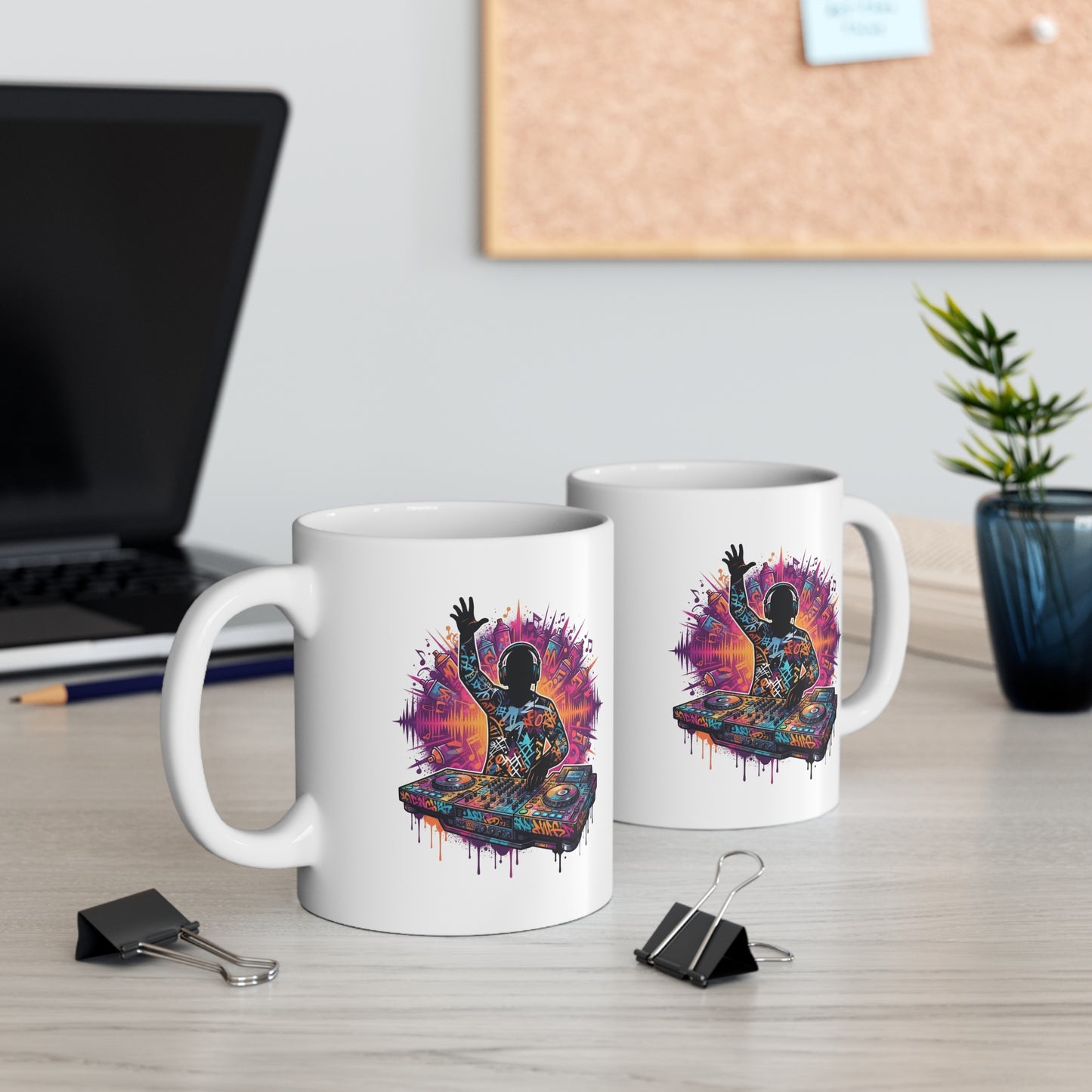 Tasse DJ Graffiti – Mug Musique Électro Platines Mixage – Cadeau DJ Homme Femme 325 ml