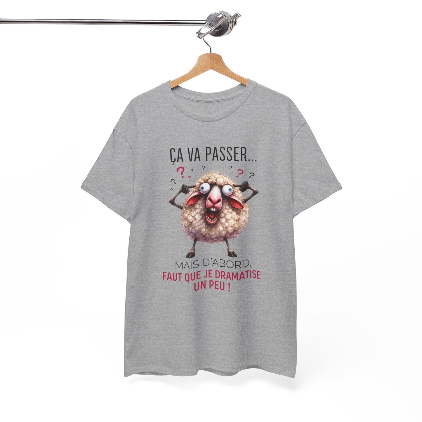 Tee-Shirt Humour Stress Anxiété Mouton Drôle – Ça Va Passer Mais D’Abord Faut Que Je Dramatise Un Peu – Cadeau Femme Homme Adulte