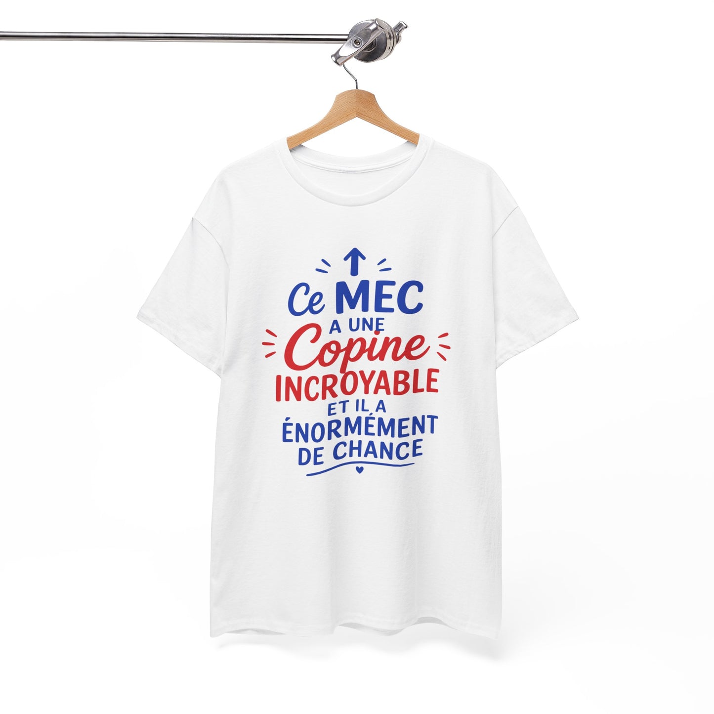 Tee-Shirt Humour Couple Homme – Ce Mec A Une Copine Incroyable  – Cadeau Petit Ami Homme Adulte