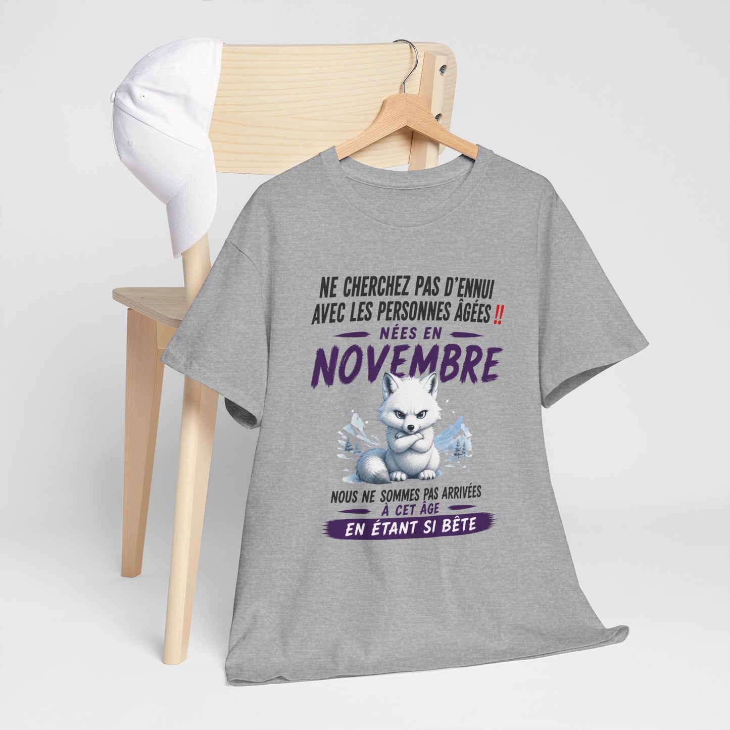 Tee-Shirt Né en Novembre Humour Senior – Cadeau Retraité Homme Femme – Renard Polaire Drôle Anniversaire Personne Âgée