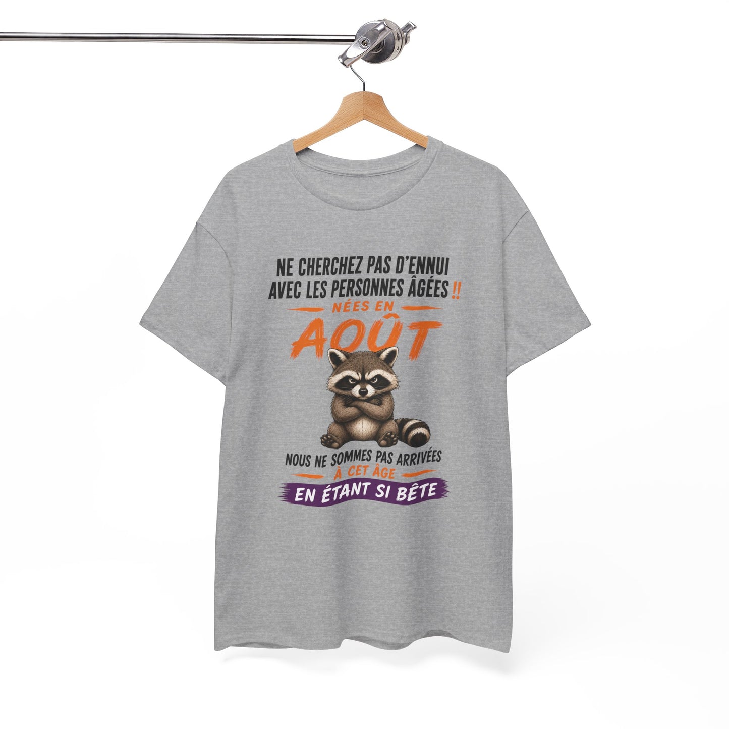 Tee-Shirt Né en Août Humour Senior – Cadeau Retraité Homme Femme – Raton Laveur Drôle Anniversaire Personne Âgée