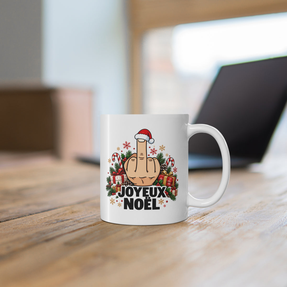 Mug Humour Noël « Joyeux Noël » – Tasse Geste Insolent avec Bonnet de Père Noël, Cadeaux et Sucre d’Orge – Cadeau Drôle Homme Femme