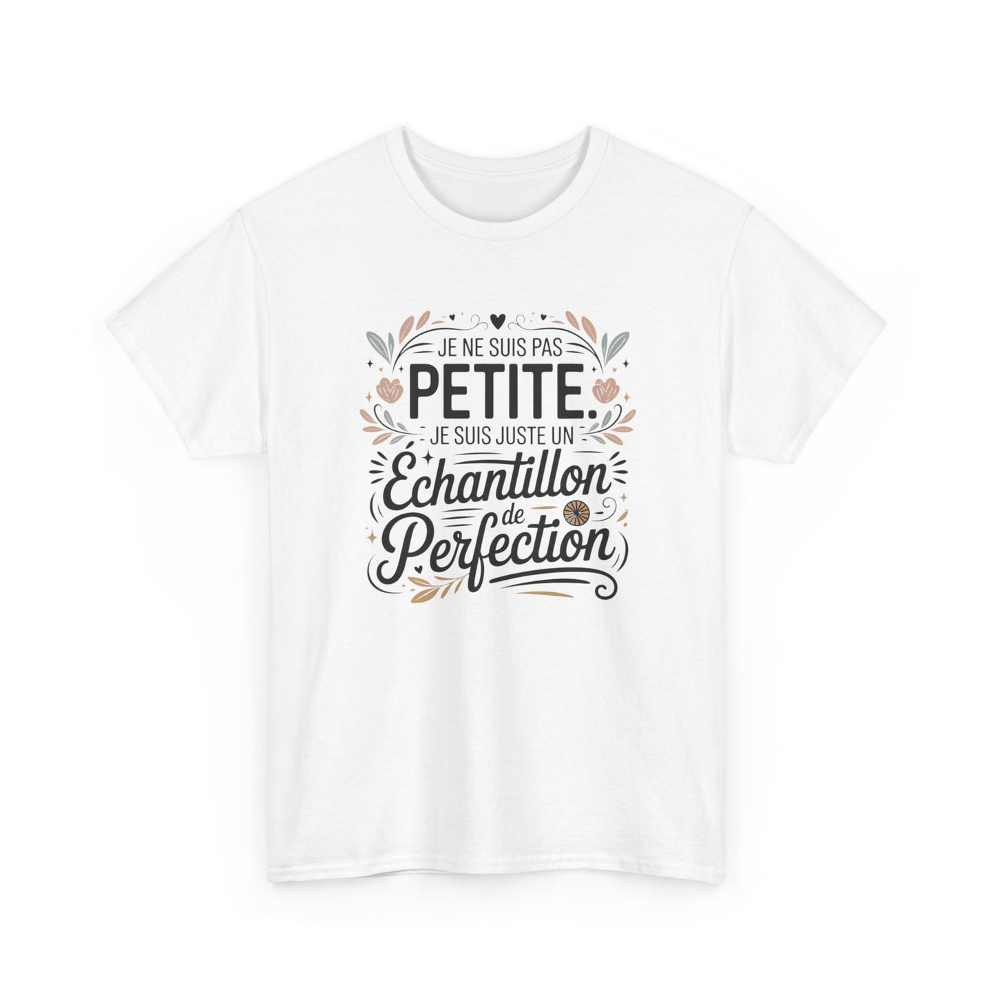 T-Shirt Femme Citation "Je Ne Suis Pas Petite Je Suis un Échantillon de Perfection" – Design Floral Élégant
