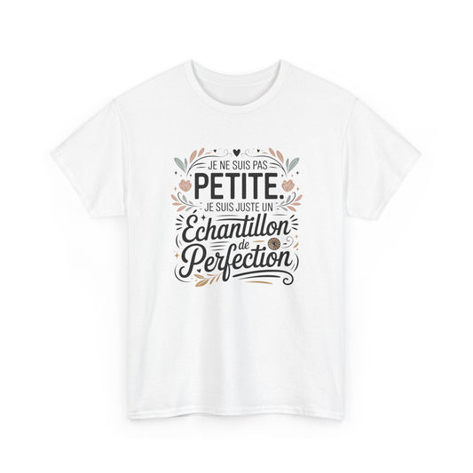 T-Shirt Femme Citation "Je Ne Suis Pas Petite Je Suis un Échantillon de Perfection" – Design Floral Élégant