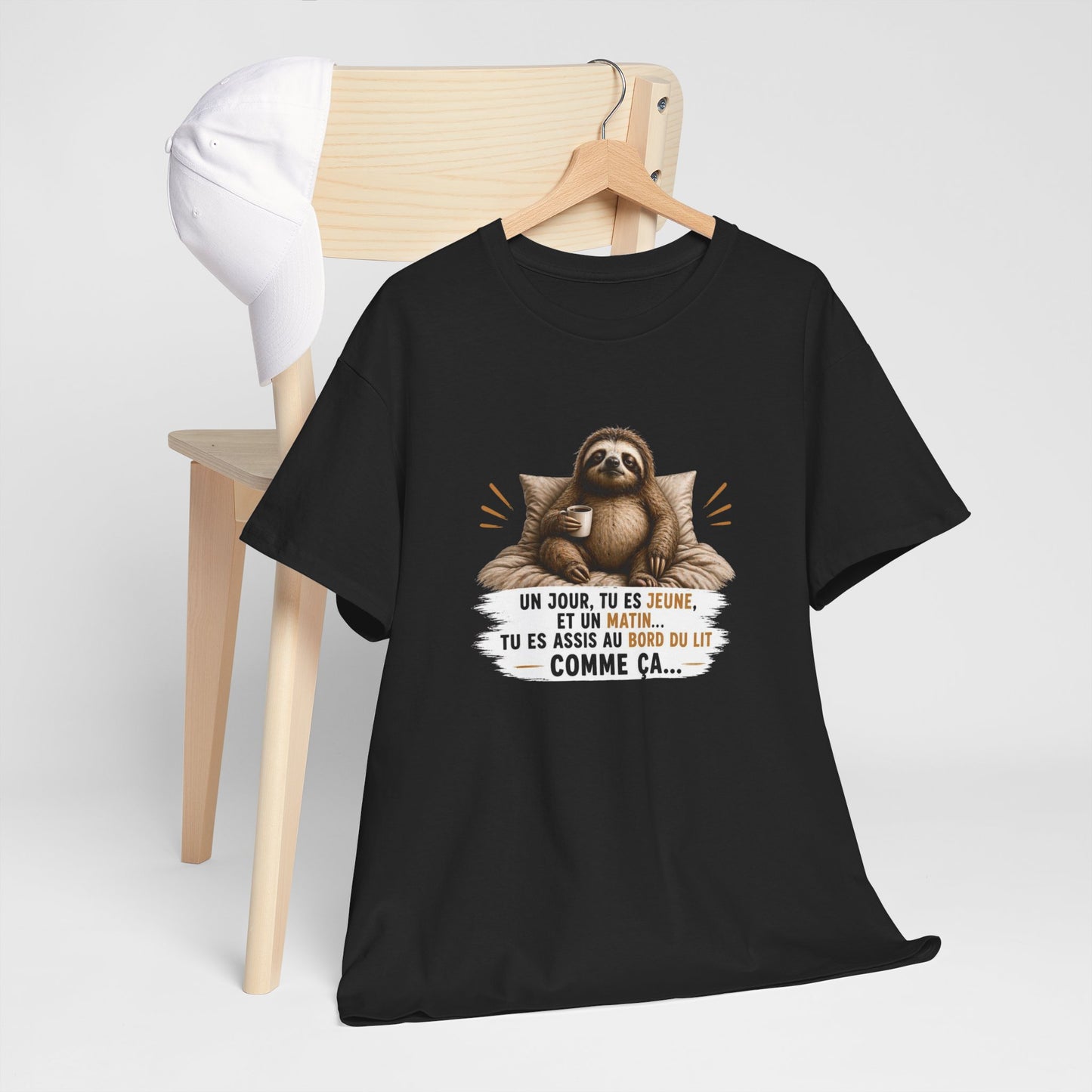 T-Shirt Humour Vieillesse Un Jour Tu Es Jeune Et Un Matin Tu Es Assis Comme Ça – Tee Shirt Paresseux Fatigue Réveil Matin Cadeau Homme Femme