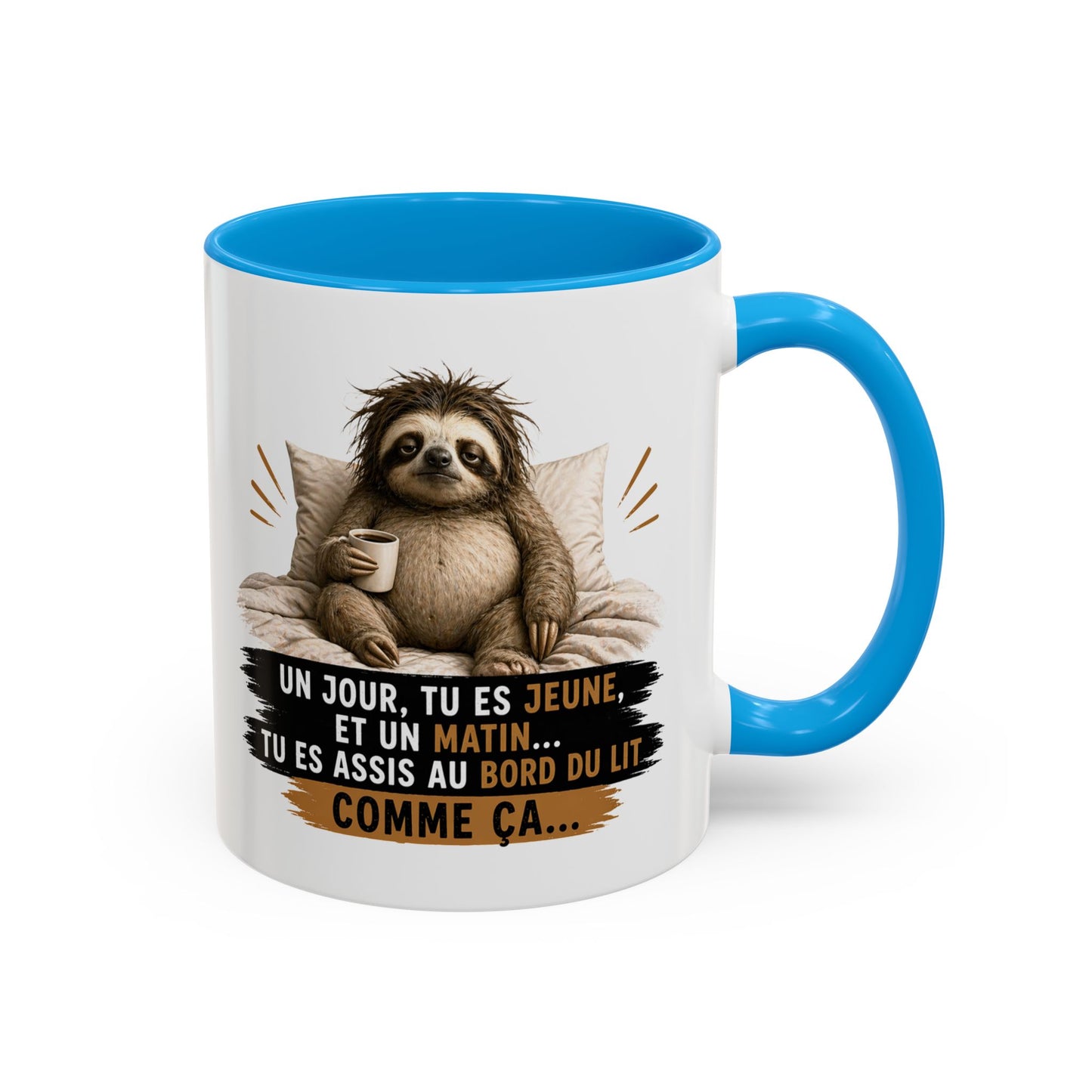 Mug Humour Paresseux Fatigué – Un Jour Tu Es Jeune Et Un Matin Tu Es Assis Au Bord Du Lit Comme Ça – Tasse Café Drôle – Cadeau Humour Adulte – Céramique 325ml Noir Bleu Rouge
