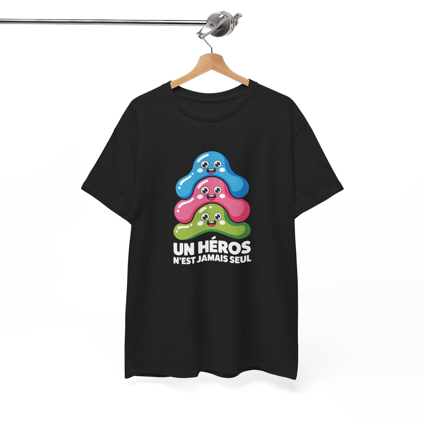 T-Shirt Mignon Kawaii Homme Femme – Tee Shirt Héros Jamais Seul – Cadeau Cute Fun Noir Blanc Gris