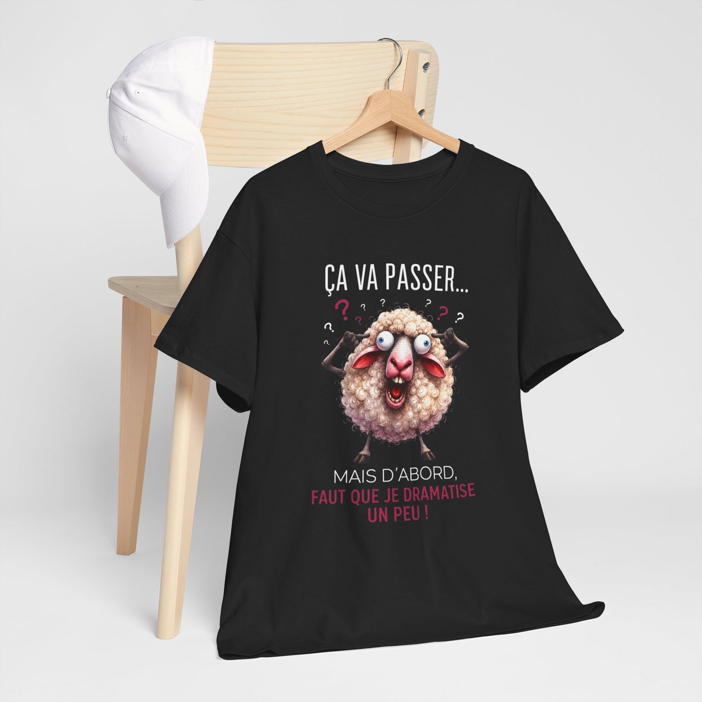 Tee-Shirt Humour Stress Anxiété Mouton Drôle – Ça Va Passer Mais D’Abord Faut Que Je Dramatise Un Peu – Cadeau Femme Homme Adulte