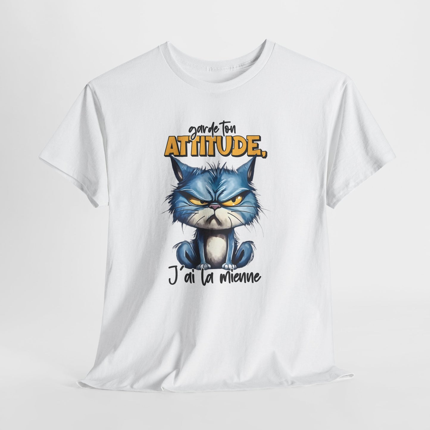 Tee Shirt Garde Ton Attitude J’Ai La Mienne – T-Shirt Chat Humour Drôle – Cadeau Homme Femme Amateur de Chats