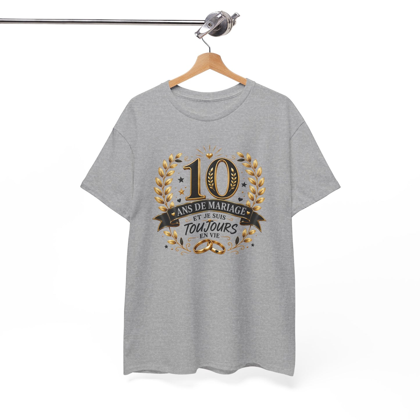 Tee Shirt 10 Ans de Mariage Homme Femme – Toujours en Vie – T-Shirt Humour Anniversaire de Mariage Couple Cadeau Original