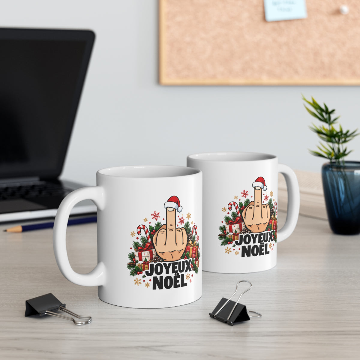 Mug Humour Noël « Joyeux Noël » – Tasse Geste Insolent avec Bonnet de Père Noël, Cadeaux et Sucre d’Orge – Cadeau Drôle Homme Femme