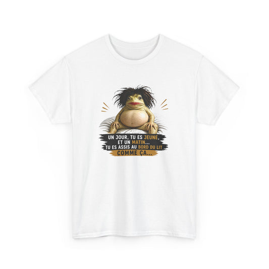 T-Shirt Femme Humour Un Jour Tu Es Jeune Et Un Matin Tu Es Assise Comme Ça – Tee Shirt Drôle Fatigue Réveil Matin Femme Cadeau Amie