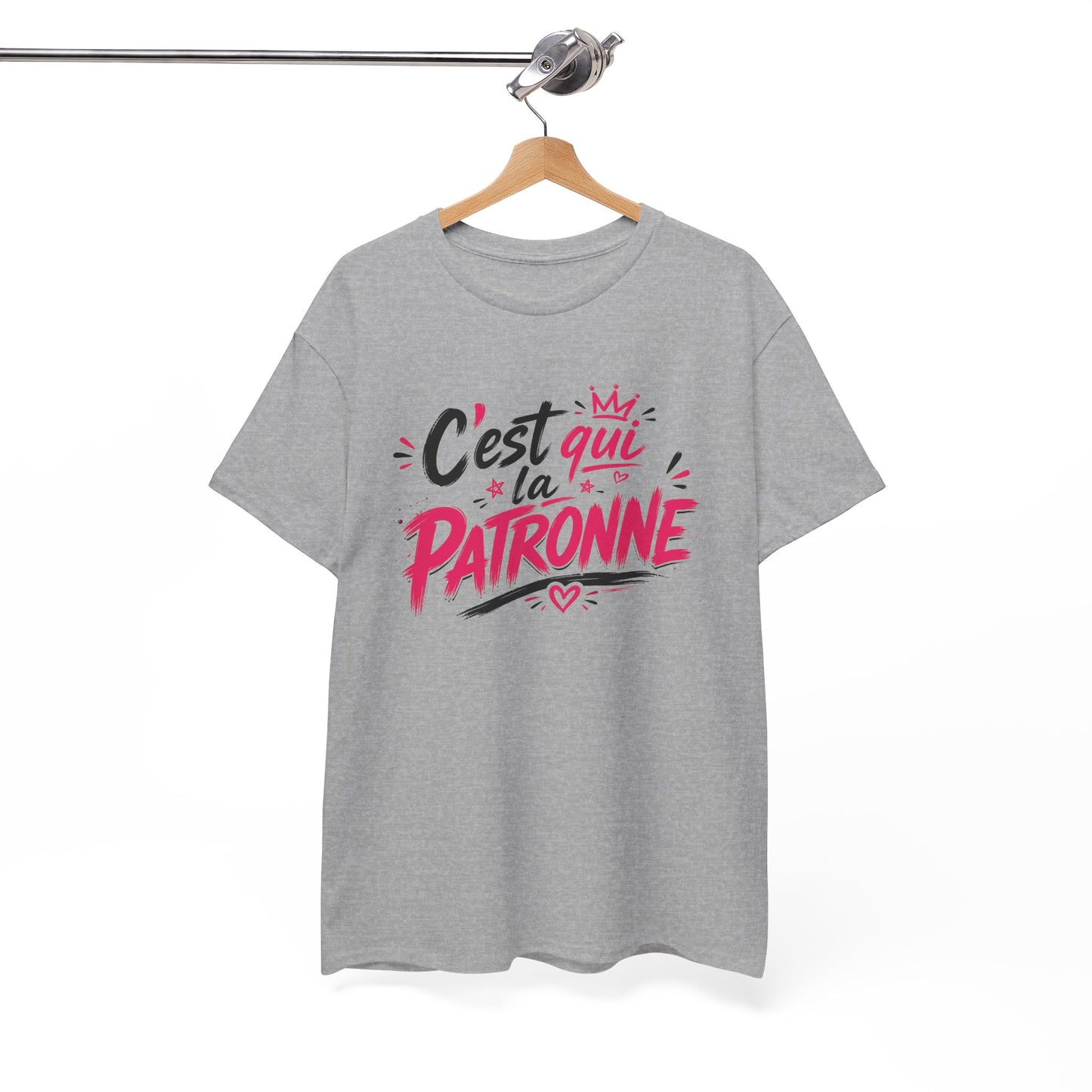 T-Shirt Femme Humour Patronne – C’est Qui La Patronne – Tee Shirt Girl Boss Rose – Cadeau Femme Drôle