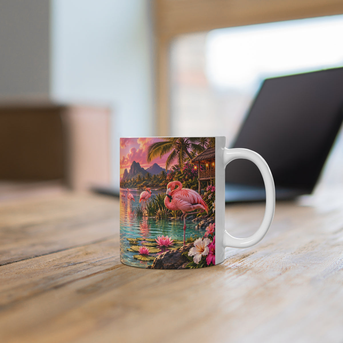 Mug Flamants Roses Tropicaux au Coucher de Soleil – Tasse Paysage Exotique avec Fleurs, Cascade et Lagon – Cadeau Original Amoureux des Animaux