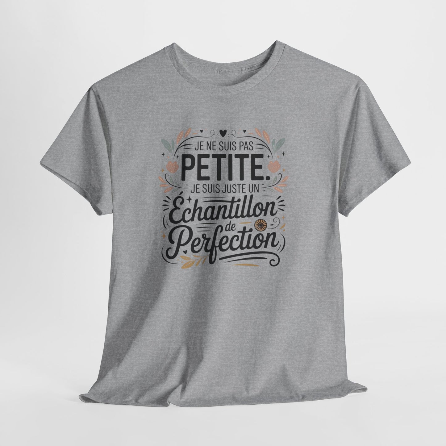 T-Shirt Femme Citation "Je Ne Suis Pas Petite Je Suis un Échantillon de Perfection" – Design Floral Élégant
