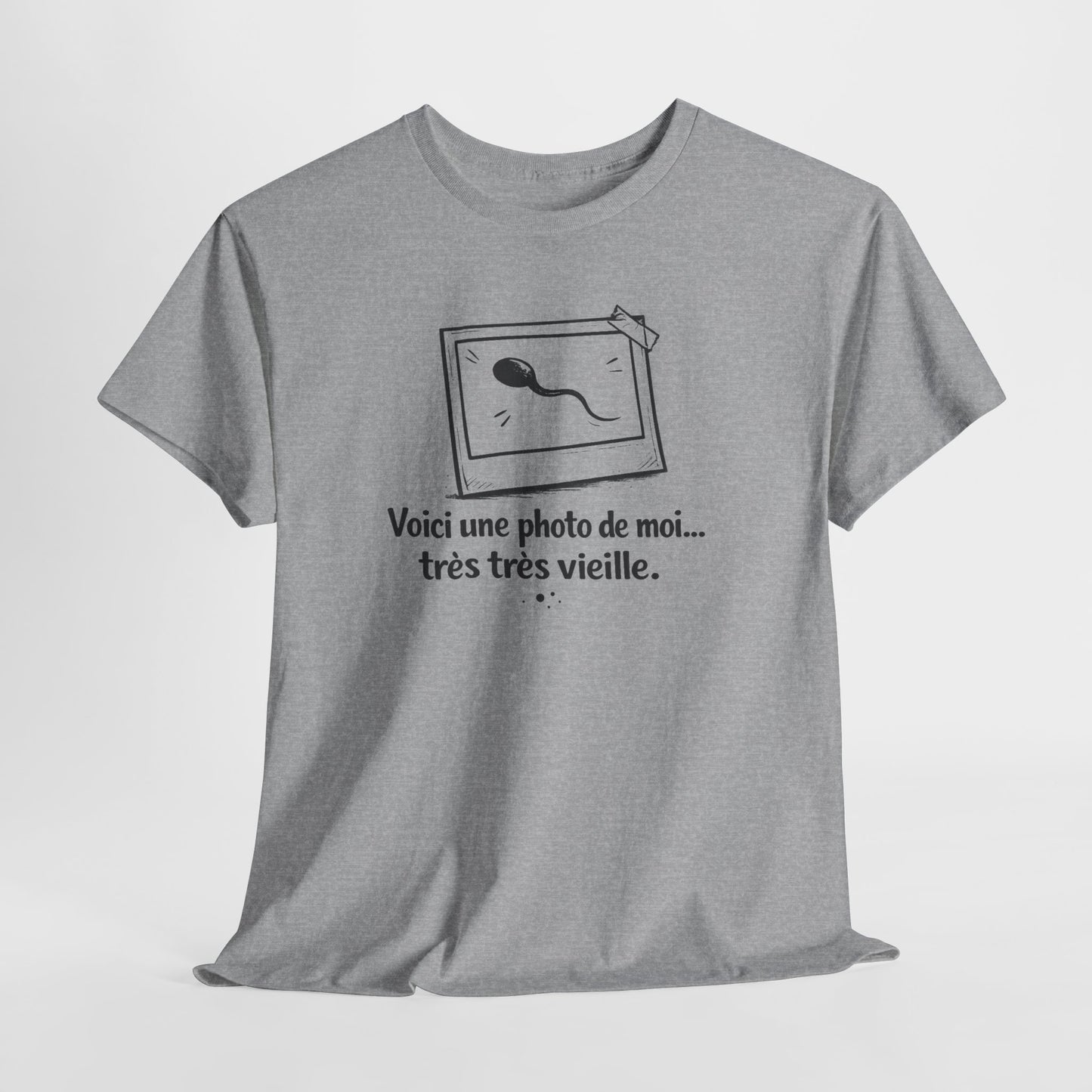 Tee Shirt Humour Voici une photo de moi très très vieille – Blague naissance – Cadeau drôle Blanc Gris Noir