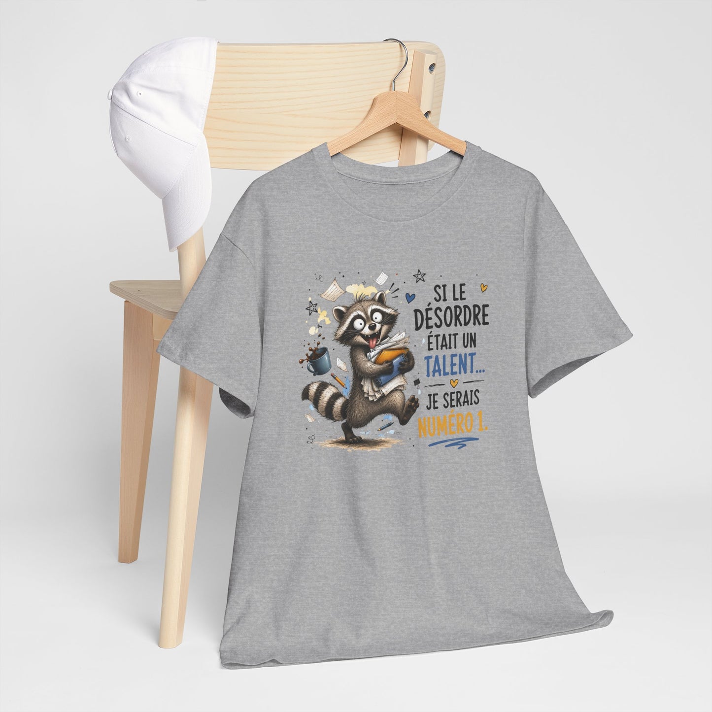 Tee-Shirt Humour Homme et Femme – Raton Laveur Drôle Désordre Bureau Travail – Idée Cadeau Original Collègue Anniversaire