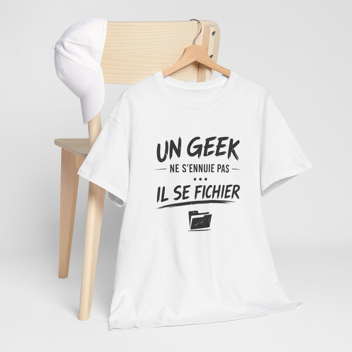 T-Shirt Geek Humour Homme Femme – Un Geek Ne S’Ennuie Pas Il Se Fichier – Tee Shirt Informatique Drôle Gamer Développeur