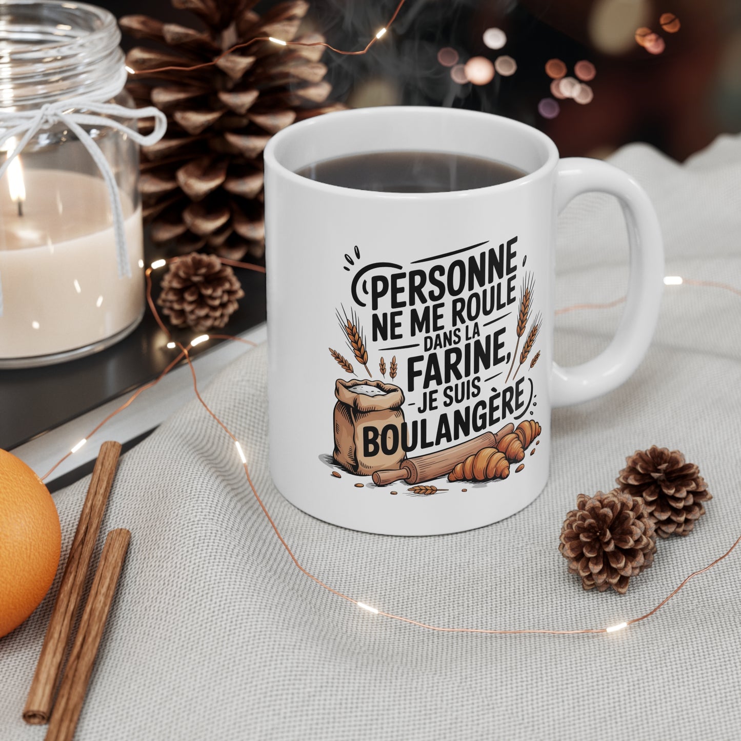 Tasse Humour Boulangère 325ml – Mug Céramique “Personne ne me roule dans la farine” – Cadeau Drôle Artisan Pâtisserie