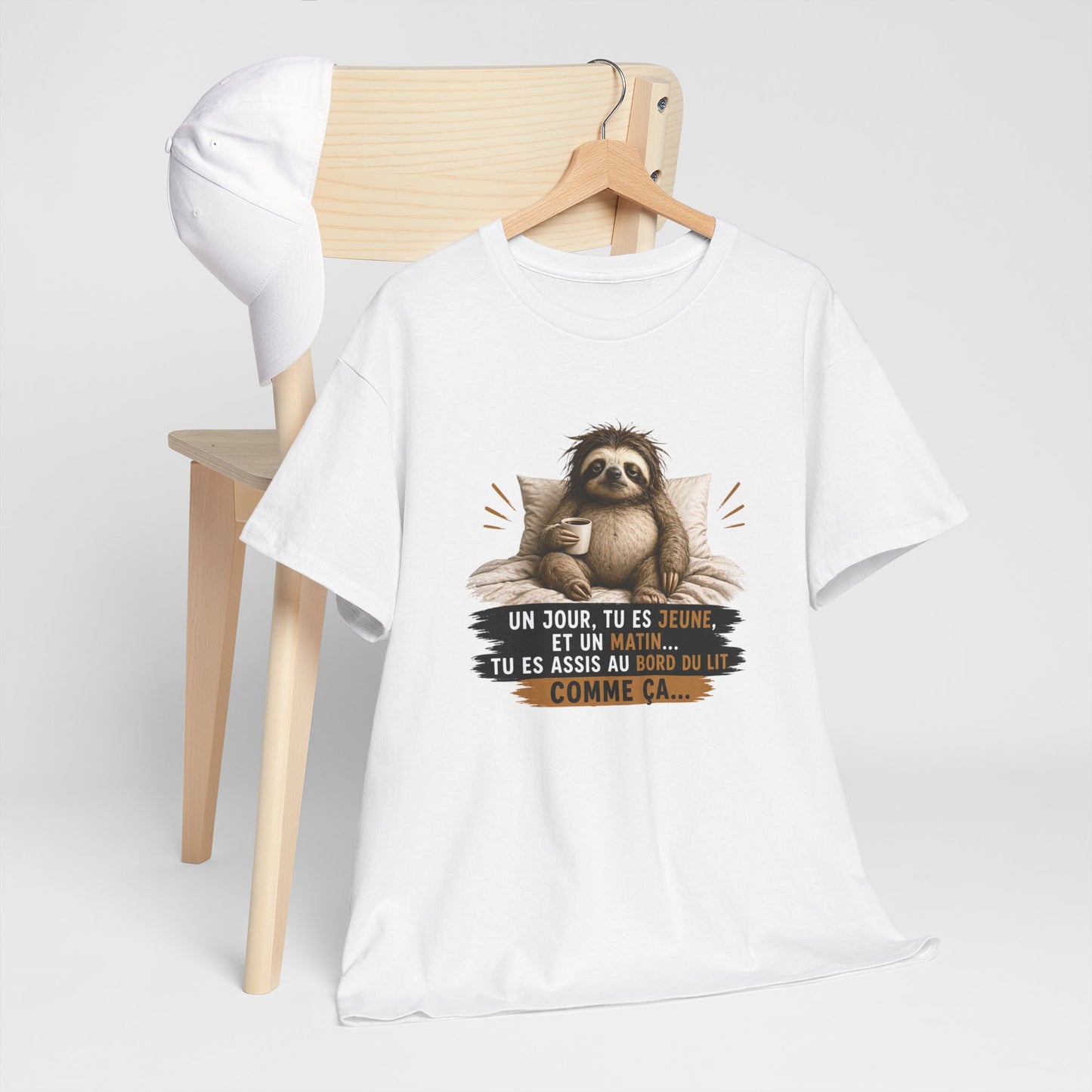 T-Shirt Humour Vieillesse Un Jour Tu Es Jeune Et Un Matin Tu Es Assis Comme Ça – Tee Shirt Paresseux Fatigue Réveil Matin Cadeau Homme Femme