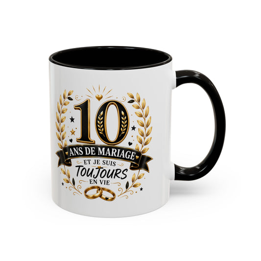 Mug 10 Ans de Mariage et Je Suis Toujours en Vie – Tasse Humoristique Anniversaire de Mariage – Idée Cadeau Couple Noces d’Étain noir bleu rouge