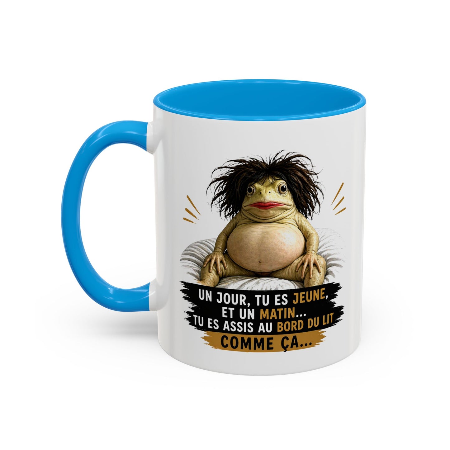 Mug Humour Vieillesse – Un Jour Tu Es Jeune et Un Matin Tu Es Assis au Bord du Lit Comme Ça – Tasse Drôle Originale Céramique 325ml Noir Bleu Rouge