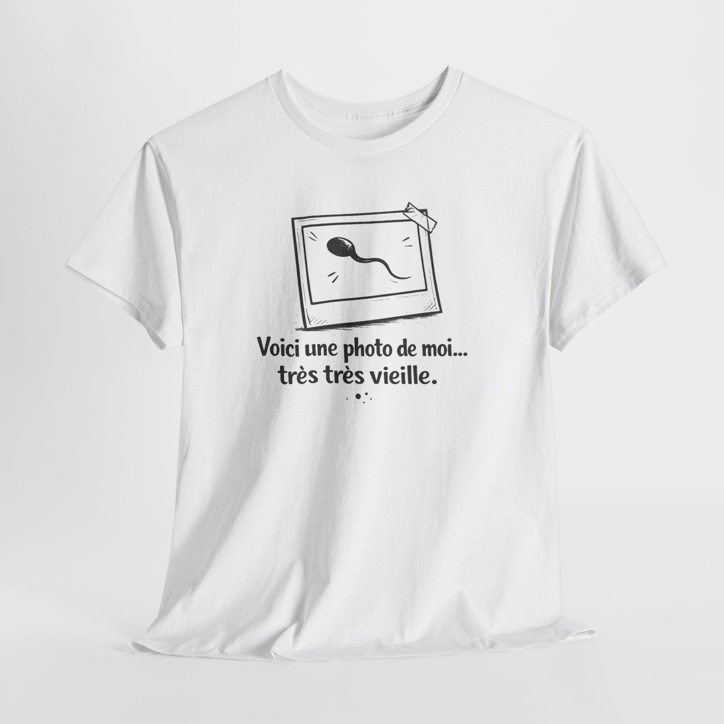 Tee Shirt Humour Voici une photo de moi très très vieille – Blague naissance – Cadeau drôle Blanc Gris Noir