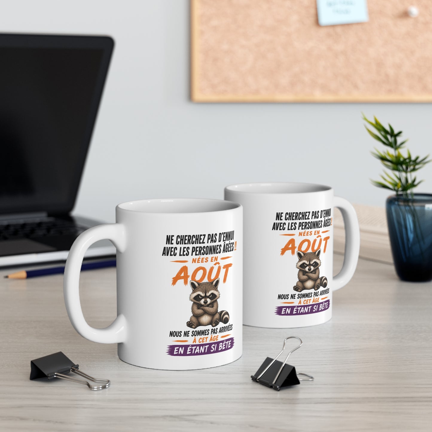 Tasse Retraite Août Humour – Mug Personne Âgée Raton Laveur Drôle – Cadeau Retraité 325ml