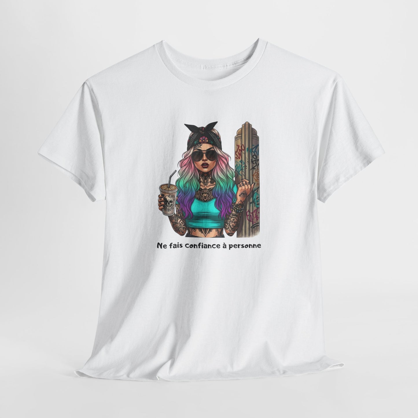 T-Shirt Femme Rebelle Tattoo – Ne Fais Confiance à Personne – Style Street Art Girl Colorée