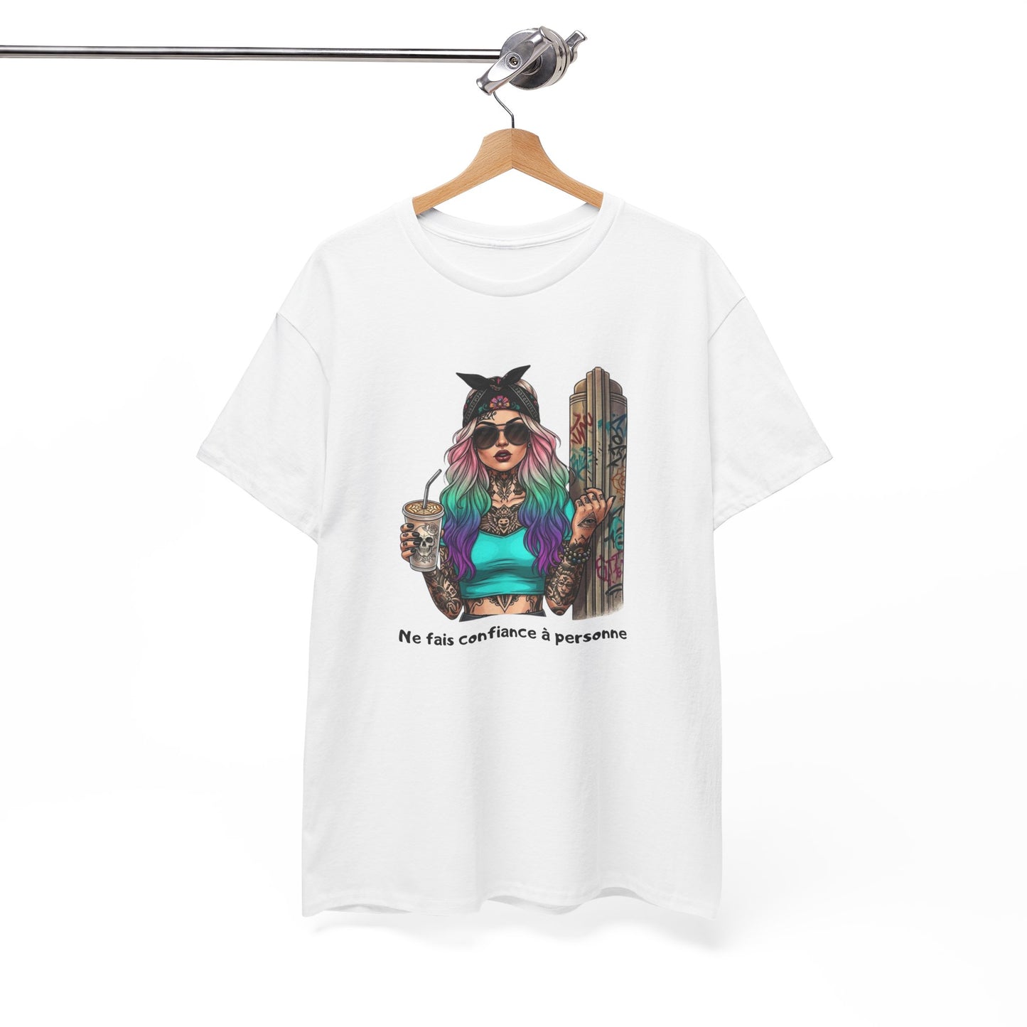 T-Shirt Femme Rebelle Tattoo – Ne Fais Confiance à Personne – Style Street Art Girl Colorée