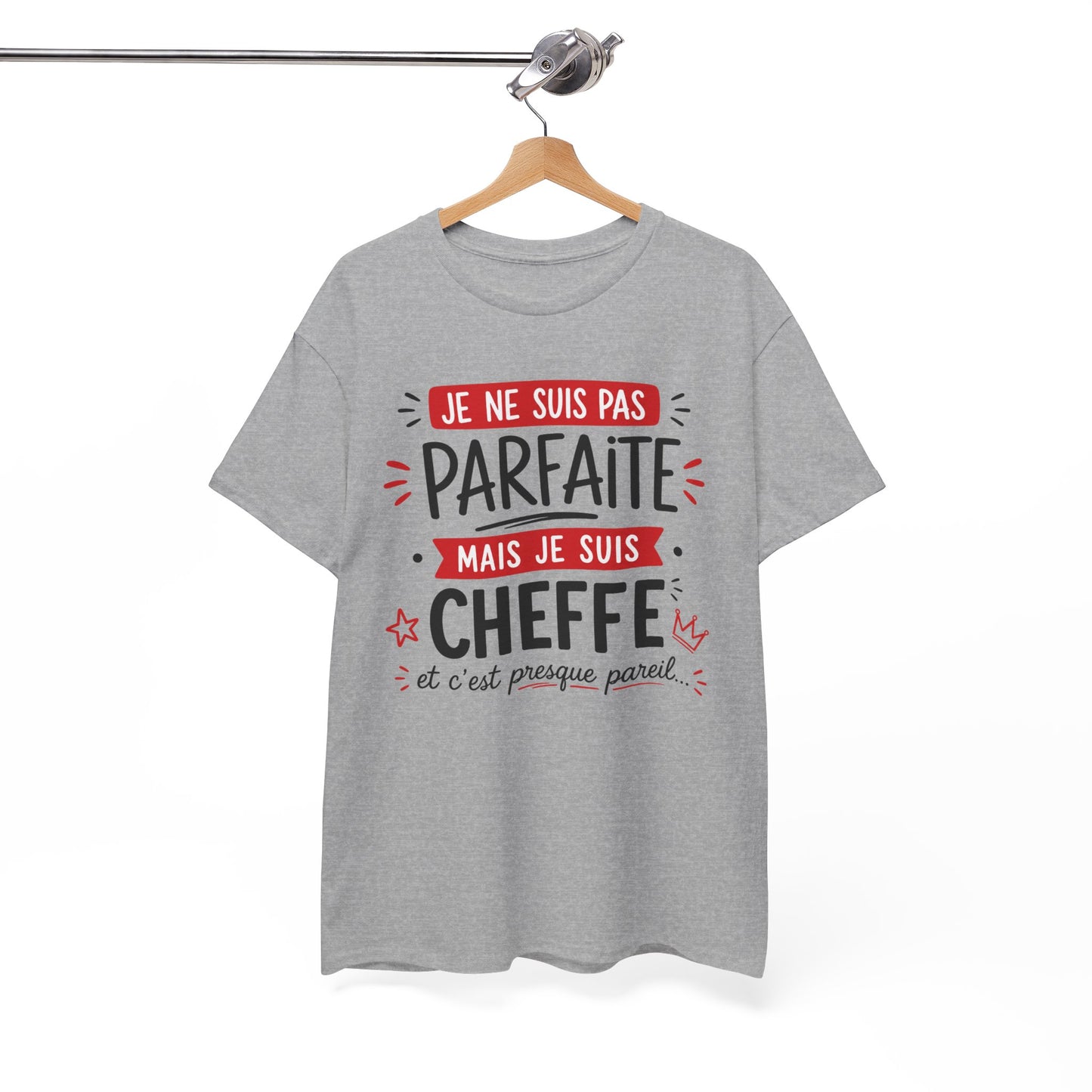 Tee-Shirt Humour Cheffe Femme – Je Ne Suis Pas Parfaite Mais Je Suis Cheffe Et C’est Presque Pareil – Cadeau Patronne Manager Responsable Adulte