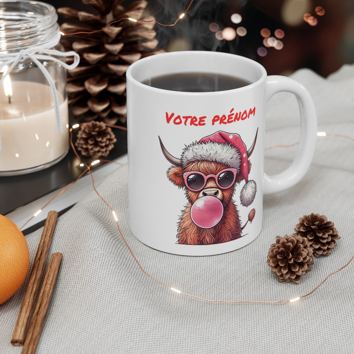 Mug de Noël Personnalisé - Vache Écossaise Cool avec Bonnet de Noël et Bulle de Chewing-Gum - Prénom au Choix