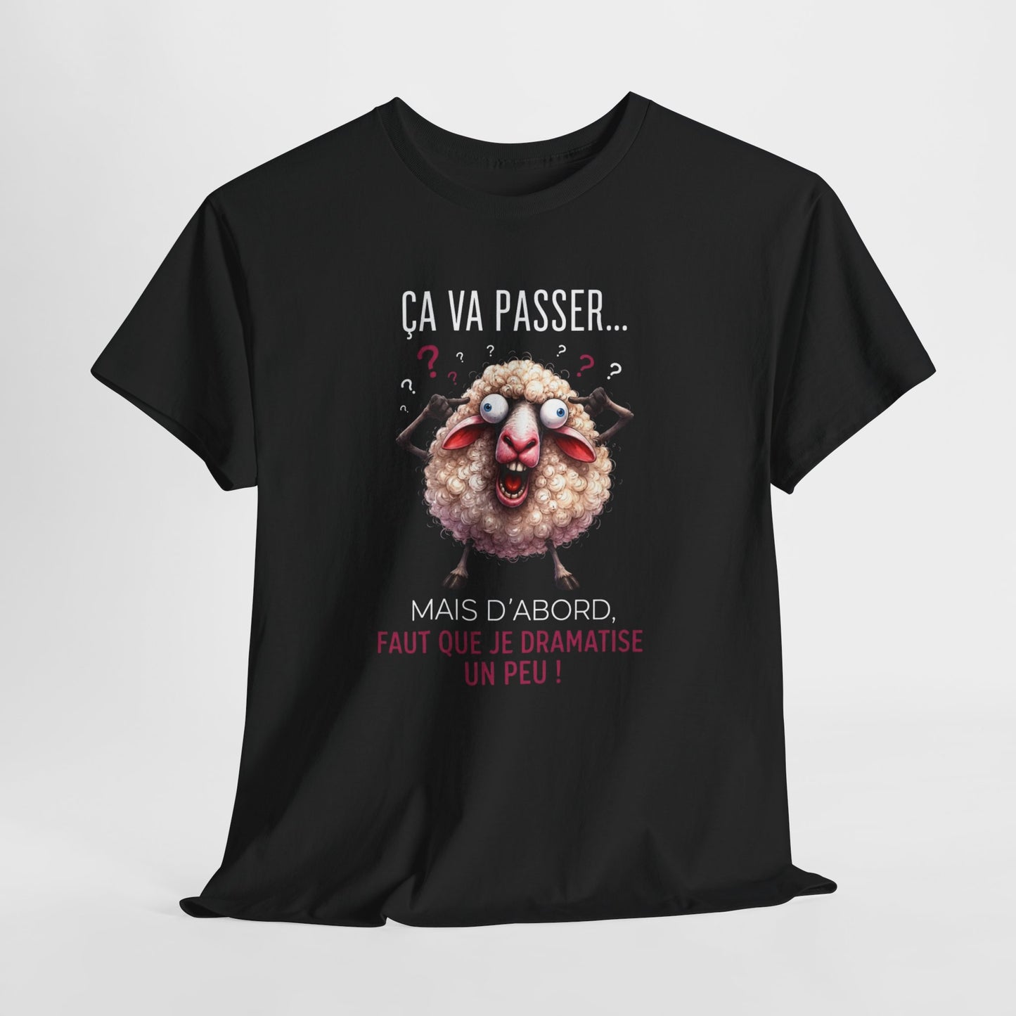 Tee-Shirt Humour Stress Anxiété Mouton Drôle – Ça Va Passer Mais D’Abord Faut Que Je Dramatise Un Peu – Cadeau Femme Homme Adulte